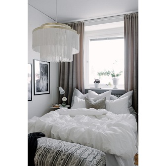 Elegancka lampa wisząca Frans frędzle w sypialni